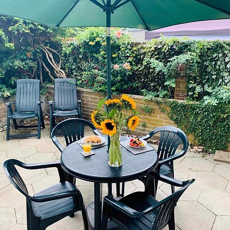 Spacious House, Free Parking & Patio Garden Farnham  Eksteriør bilde