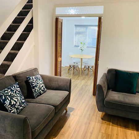 Spacious House, Free Parking & Patio Garden Farnham  Eksteriør bilde