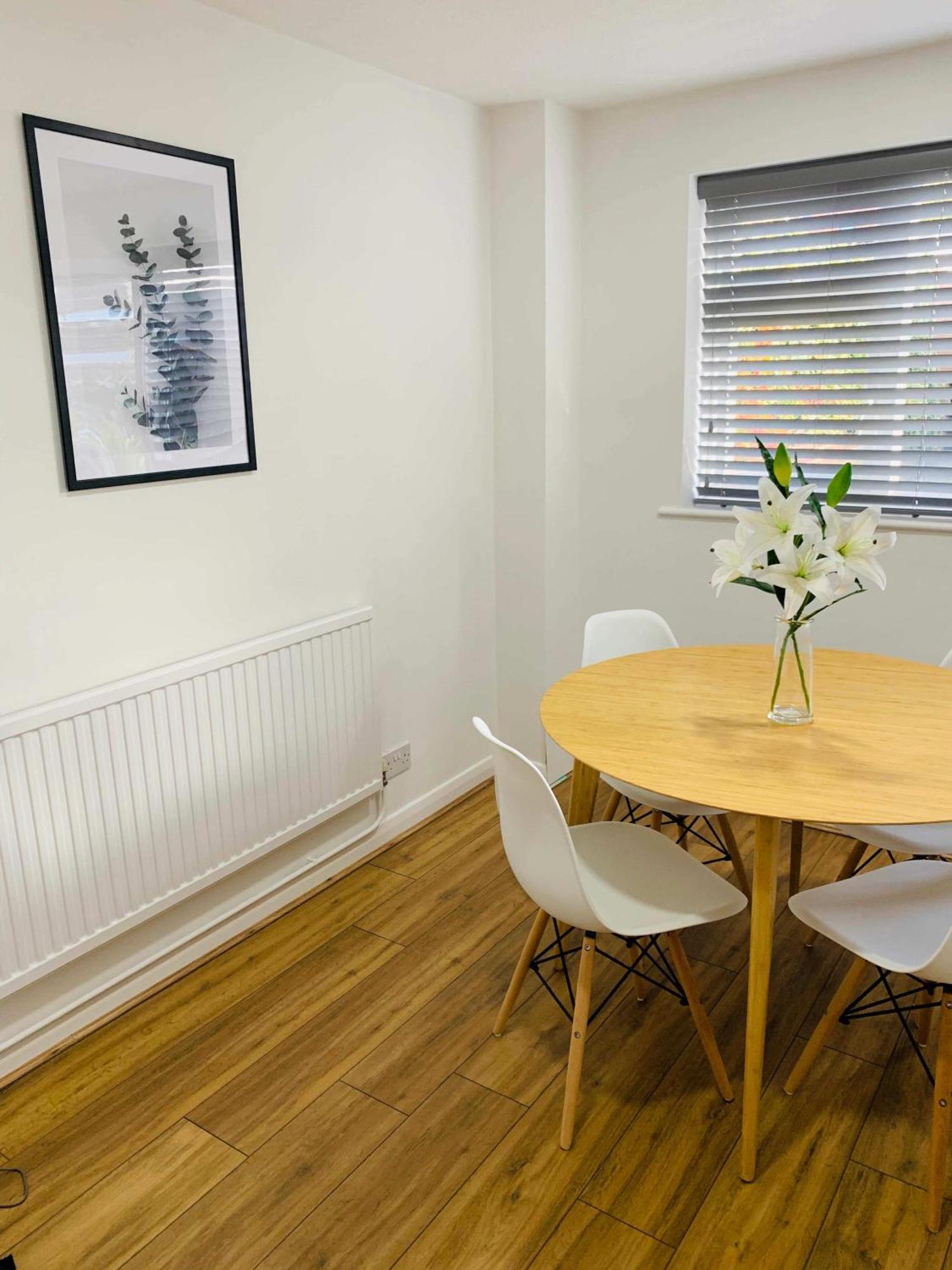 Spacious House, Free Parking & Patio Garden Farnham  Eksteriør bilde