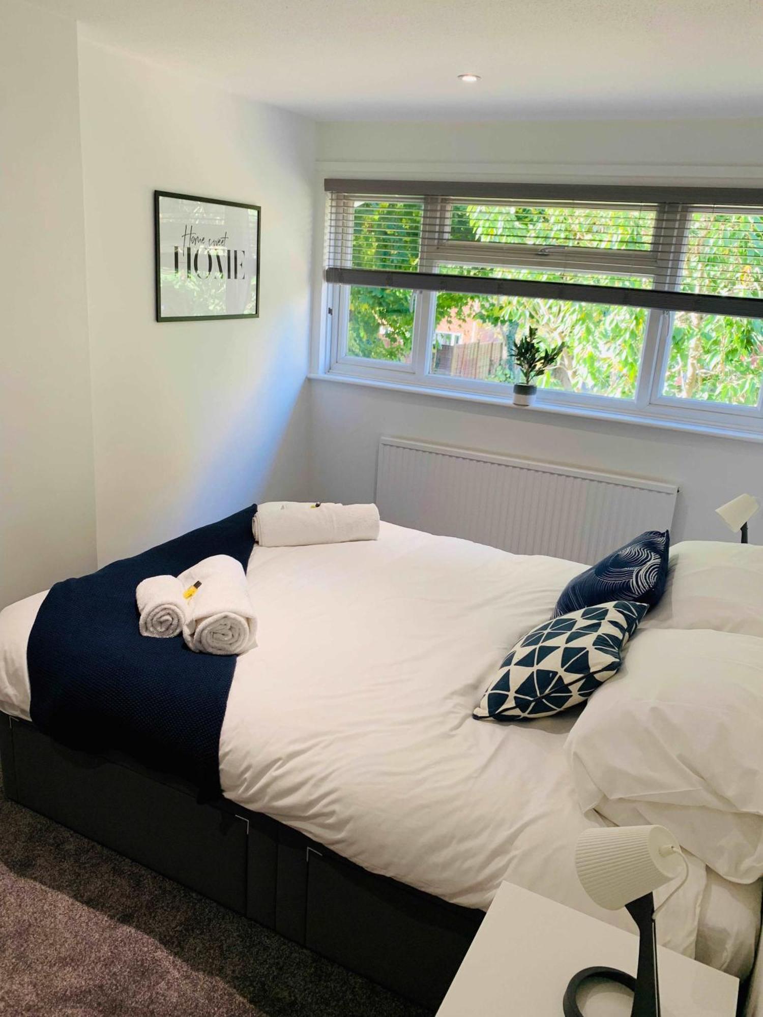 Spacious House, Free Parking & Patio Garden Farnham  Eksteriør bilde