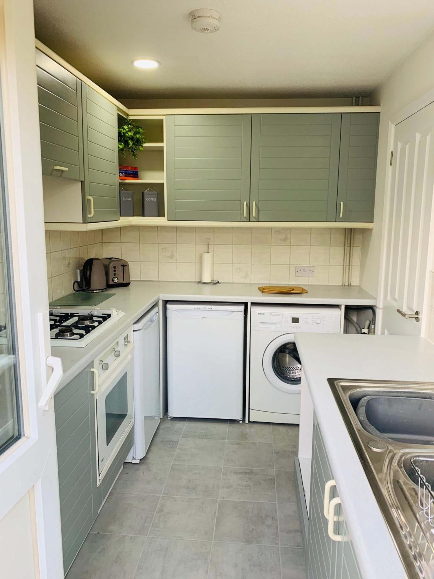 Spacious House, Free Parking & Patio Garden Farnham  Eksteriør bilde