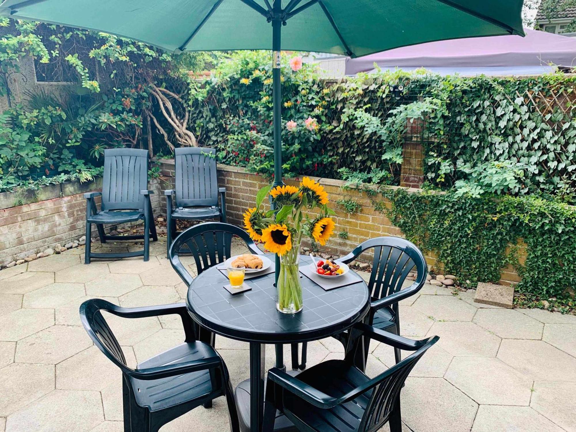Spacious House, Free Parking & Patio Garden Farnham  Eksteriør bilde