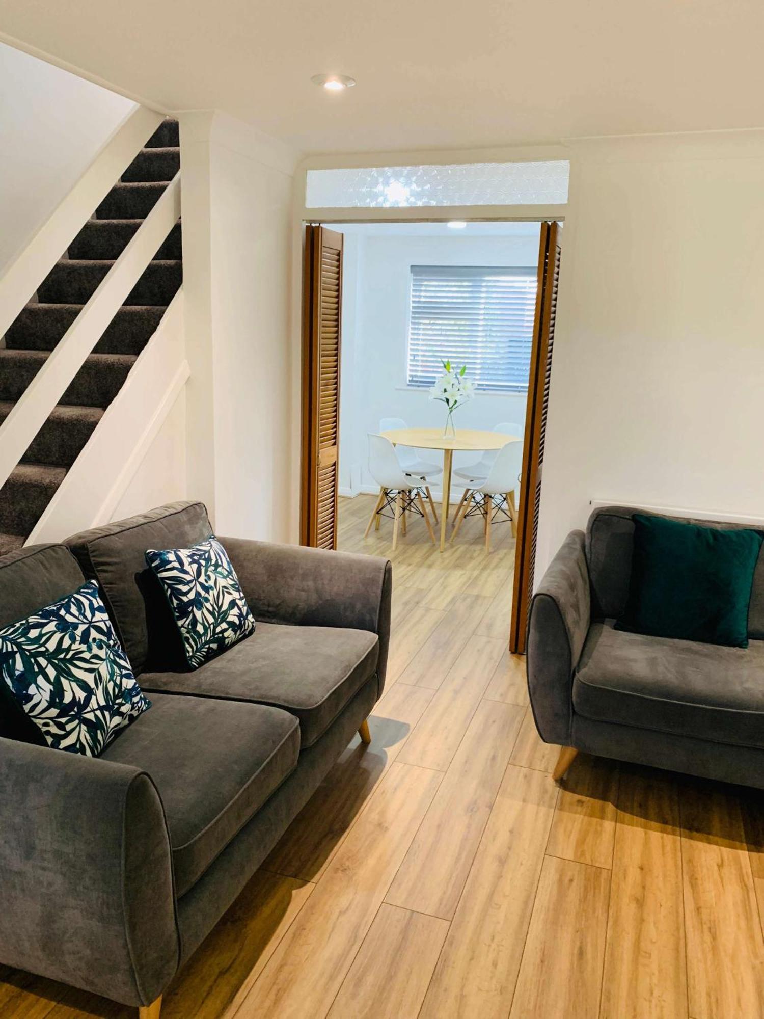 Spacious House, Free Parking & Patio Garden Farnham  Eksteriør bilde