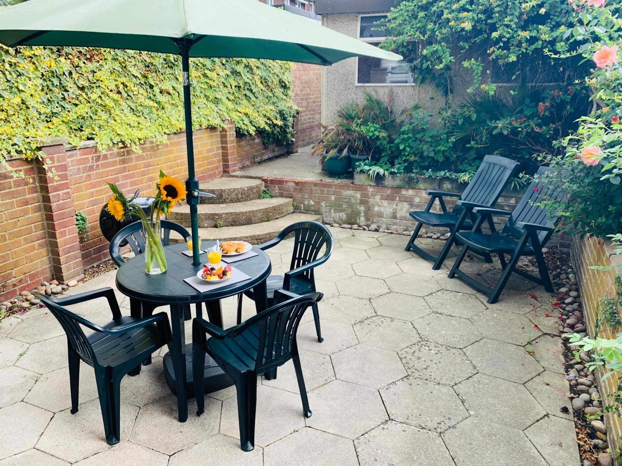 Spacious House, Free Parking & Patio Garden Farnham  Eksteriør bilde